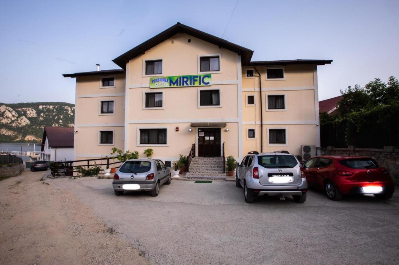 Pensiunea Mirific Dubova Exterior foto